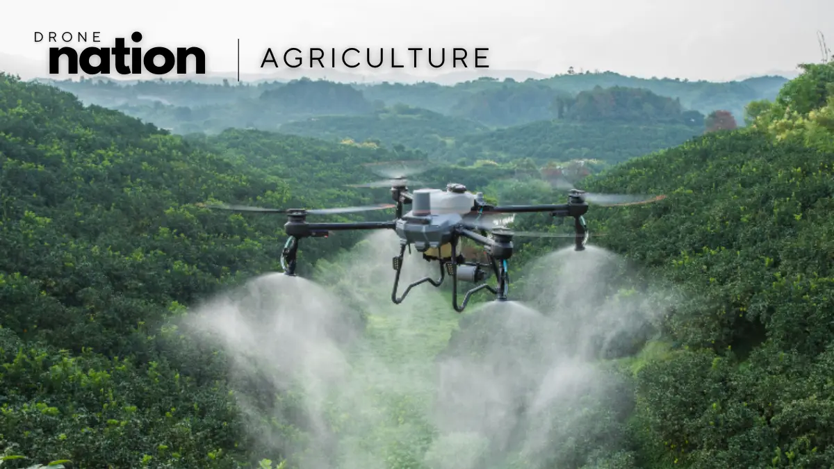 Drone agrícola DJI Agras T25P pulverizando plantação verde