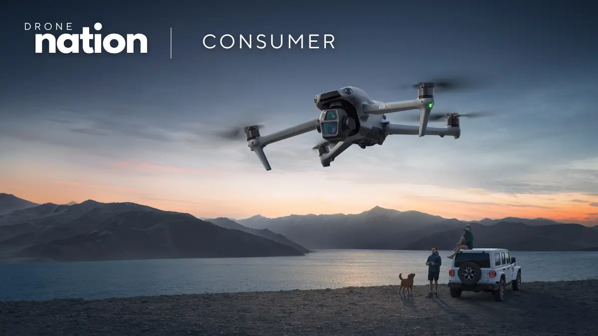 Drone DJI Air 3 em voo filmando paisagem costeira