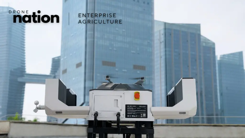 DJI Dock 2 em campo aberto com drone em processo de pouso automático