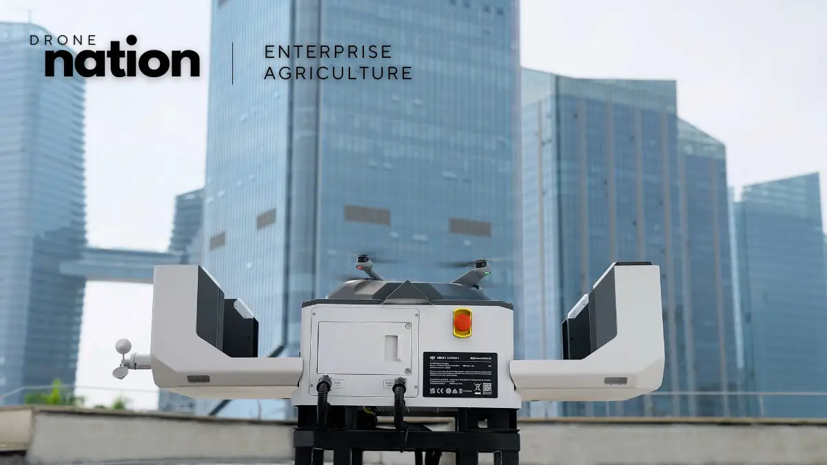 DJI Dock 2 em campo aberto com drone em processo de pouso automático