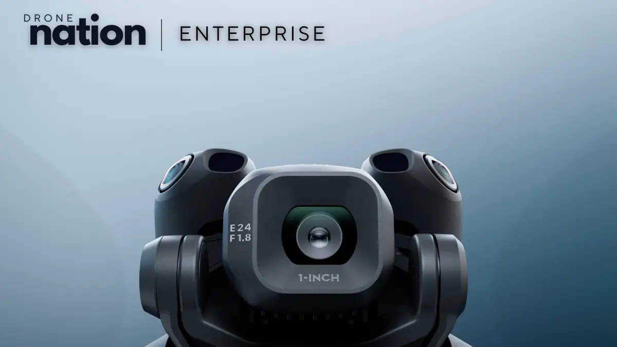 Drone DJI Mini 5 Pro em voo sobre paisagem urbana ao pôr do sol