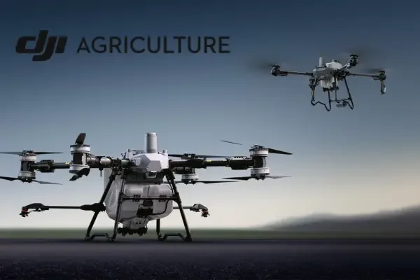 Drone agrícola DJI pulverizando lavoura — linha Agro